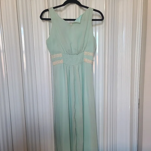 BNWT Privee Gown - M - Picture 4 of 7